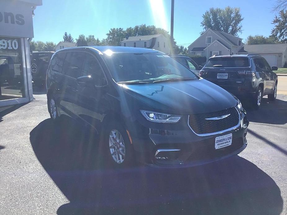 new 2024 Chrysler Pacifica car, priced at $45,365