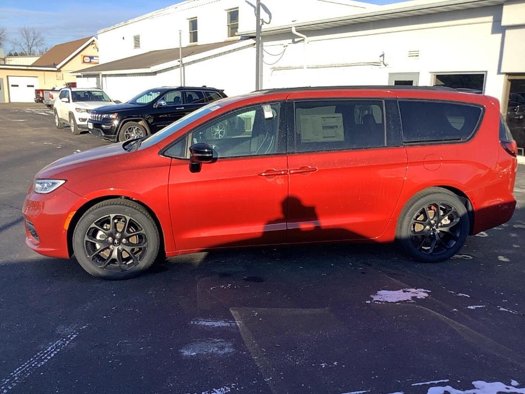 new 2024 Chrysler Pacifica car, priced at $52,048