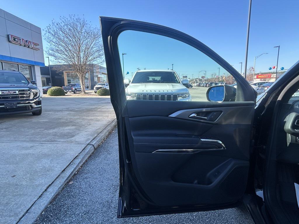 new 2025 Chevrolet Traverse car, priced at $38,938