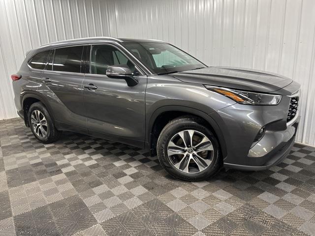 used 2022 Toyota Highlander car, priced at $35,598