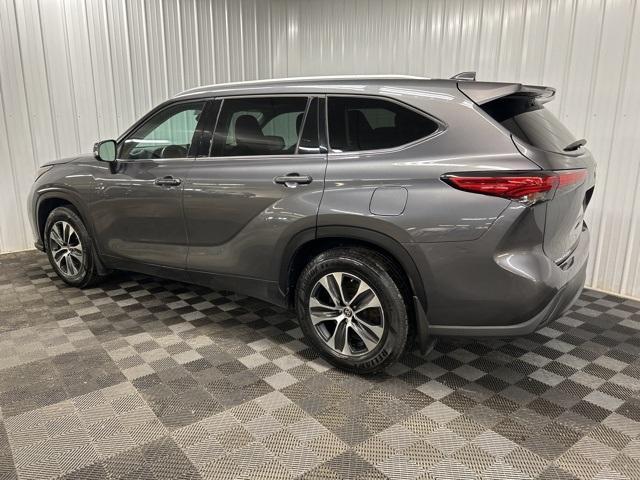 used 2022 Toyota Highlander car, priced at $35,598