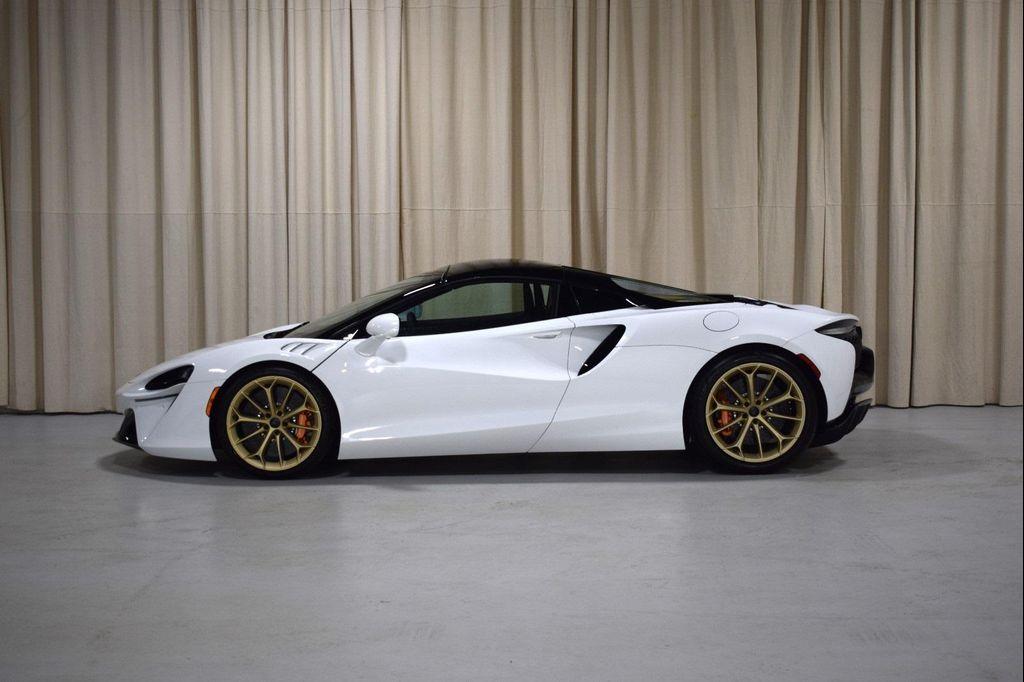 new 2025 McLaren Artura car, priced at $305,798