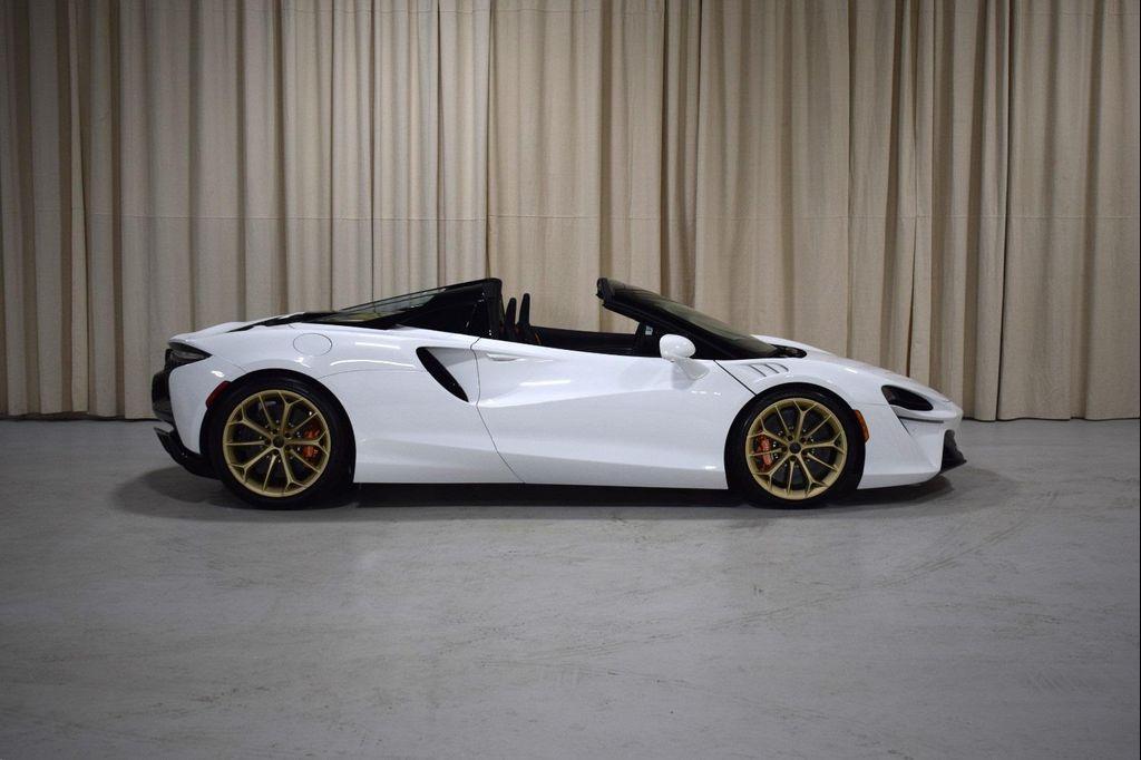 new 2025 McLaren Artura car, priced at $305,798