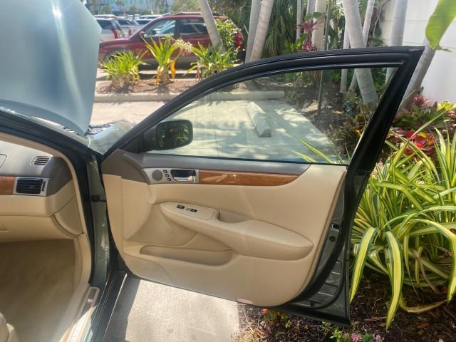 used 2005 Lexus ES 330 car, priced at $13,900