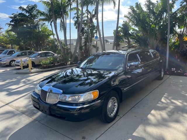 used 1999 Lincoln Town Car car, priced at $6,900