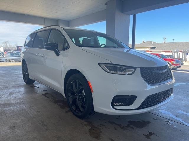 new 2024 Chrysler Pacifica car, priced at $47,824