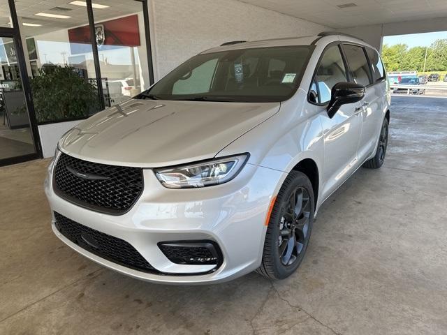 new 2024 Chrysler Pacifica car, priced at $46,118