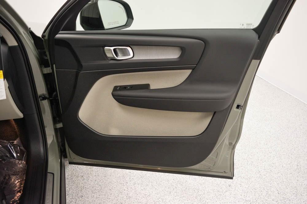 new 2025 Volvo XC40 car, priced at $49,590