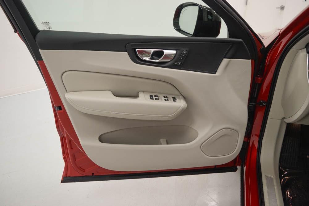 new 2025 Volvo XC60 car, priced at $50,665