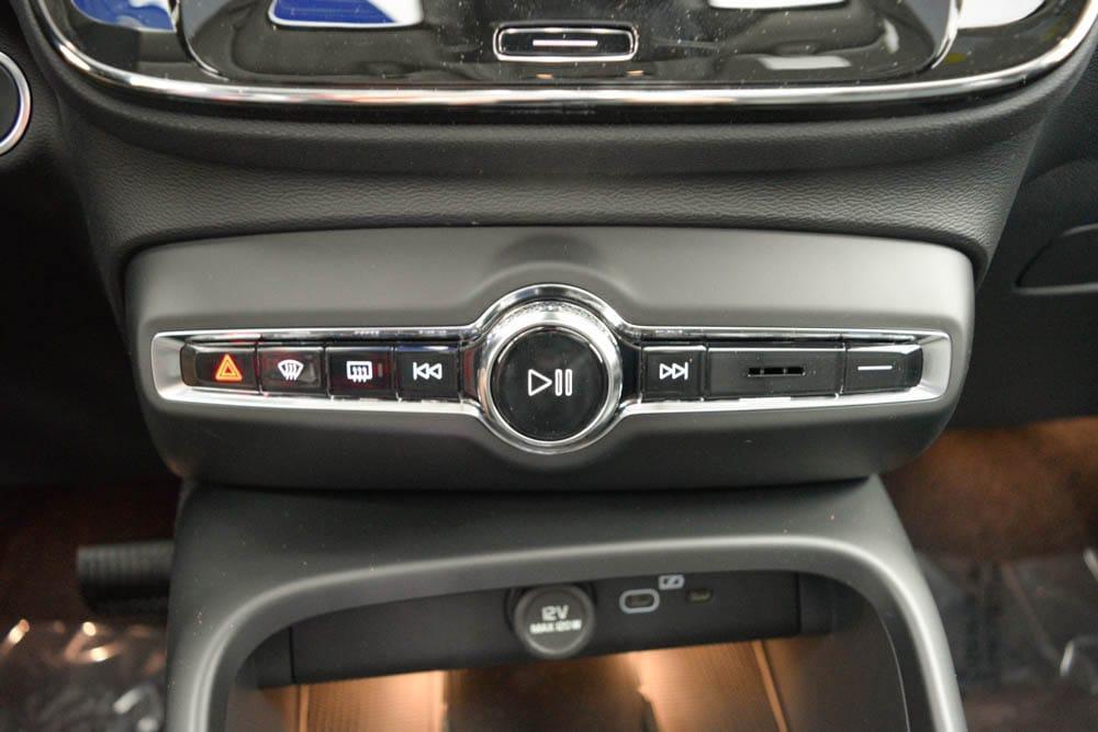 new 2025 Volvo XC40 car, priced at $49,590