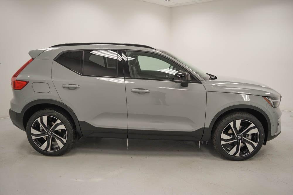 new 2025 Volvo XC40 car, priced at $51,550