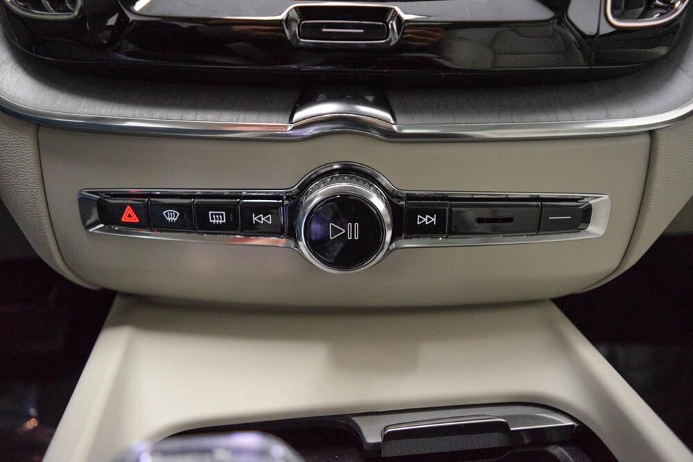 new 2025 Volvo XC60 car, priced at $60,660
