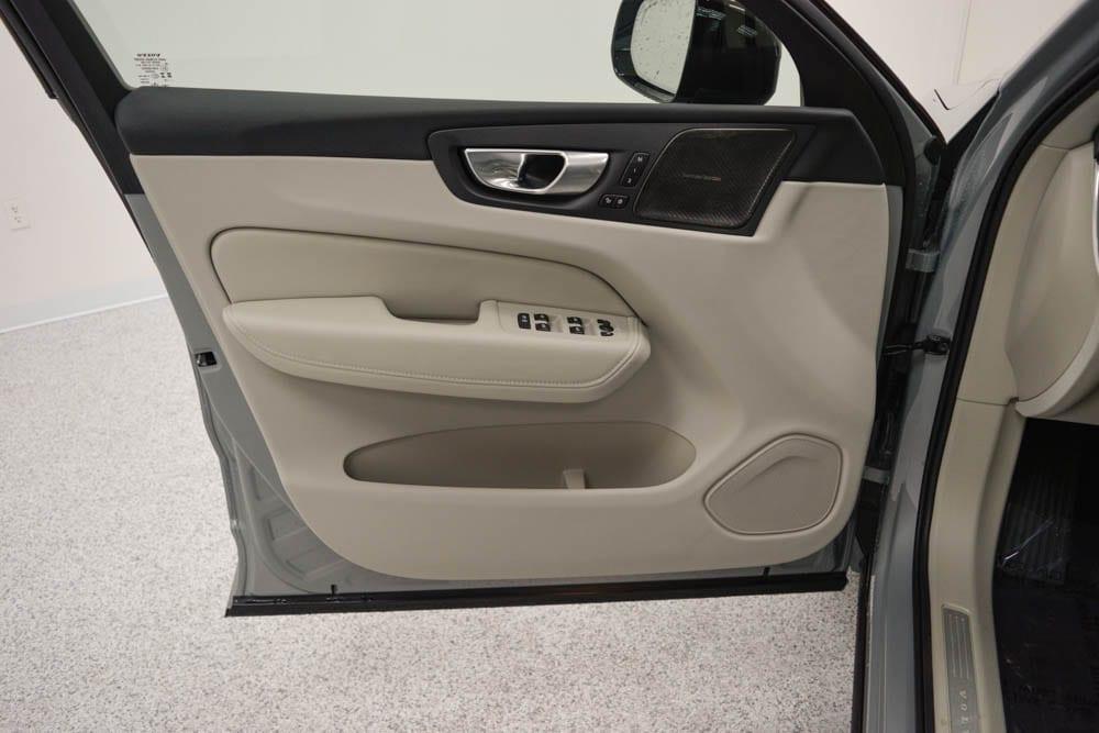 new 2025 Volvo XC60 car, priced at $60,660
