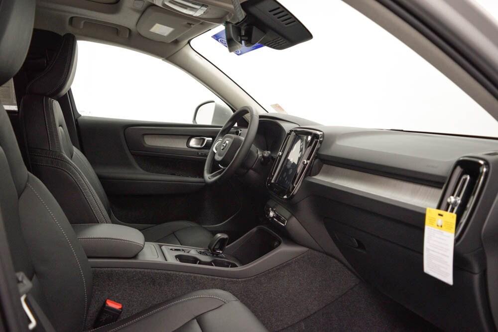new 2025 Volvo XC40 car, priced at $44,565