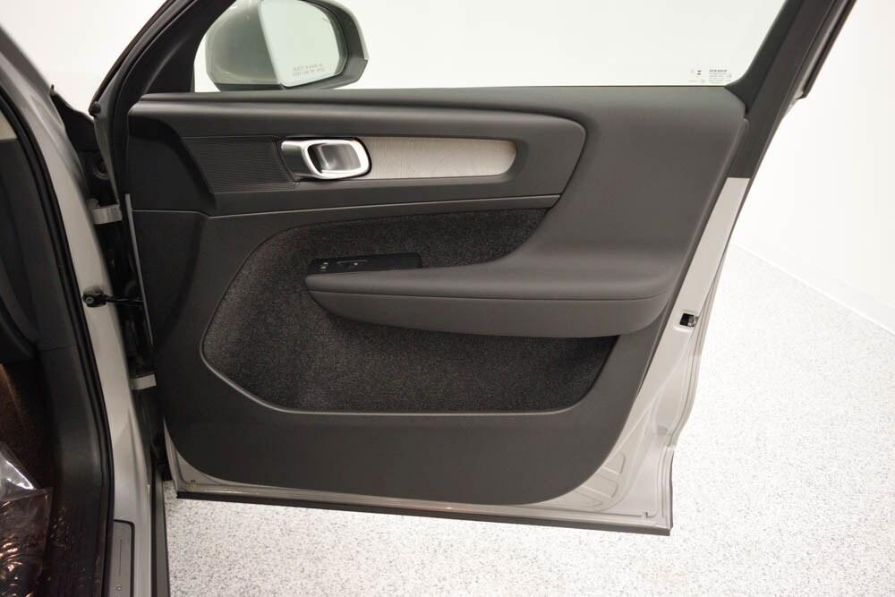 new 2025 Volvo XC40 car, priced at $44,565
