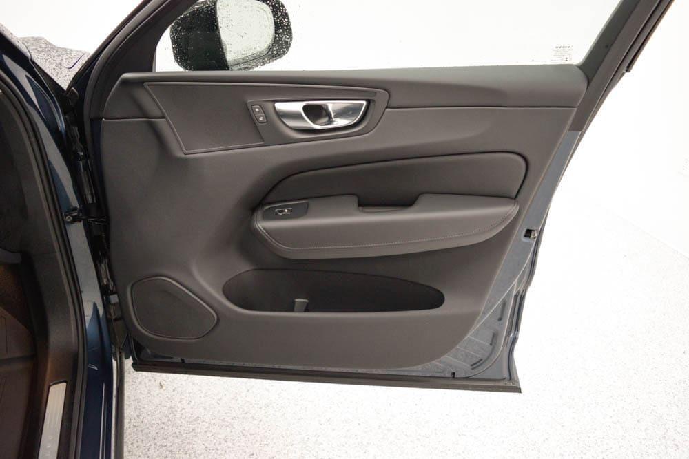 new 2025 Volvo XC60 car, priced at $48,015