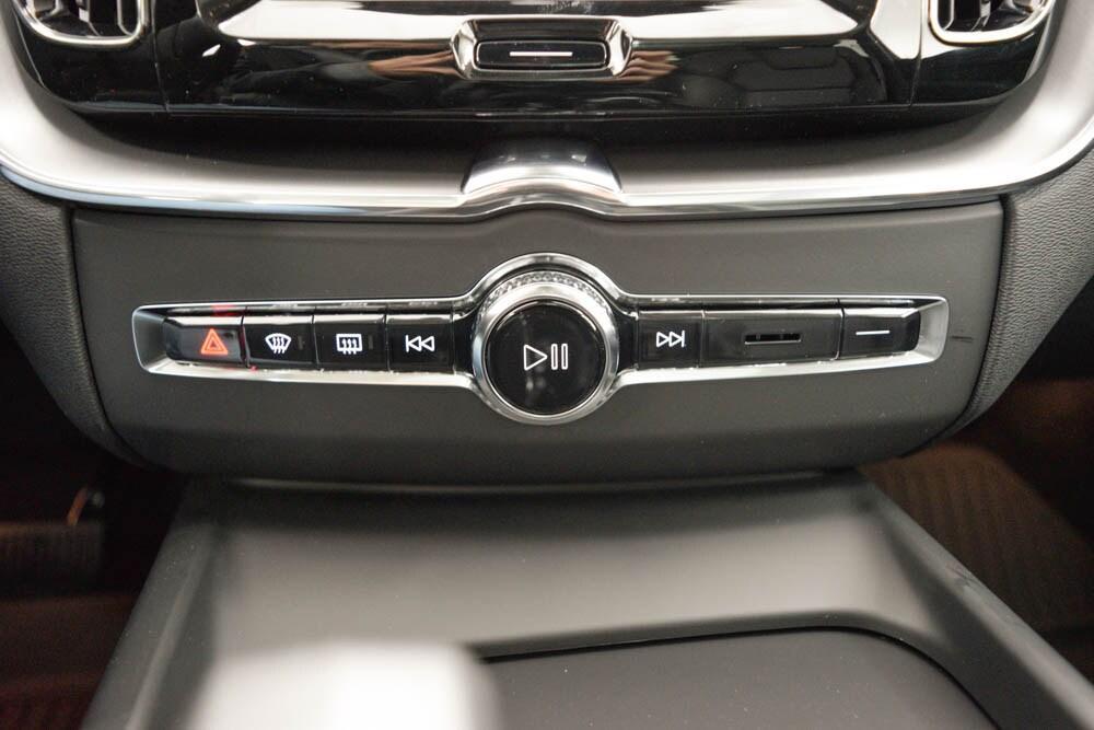 new 2025 Volvo XC60 car, priced at $48,015