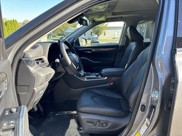new 2025 Toyota Highlander car, priced at $55,832