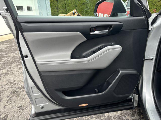 used 2022 Toyota Highlander car, priced at $38,500