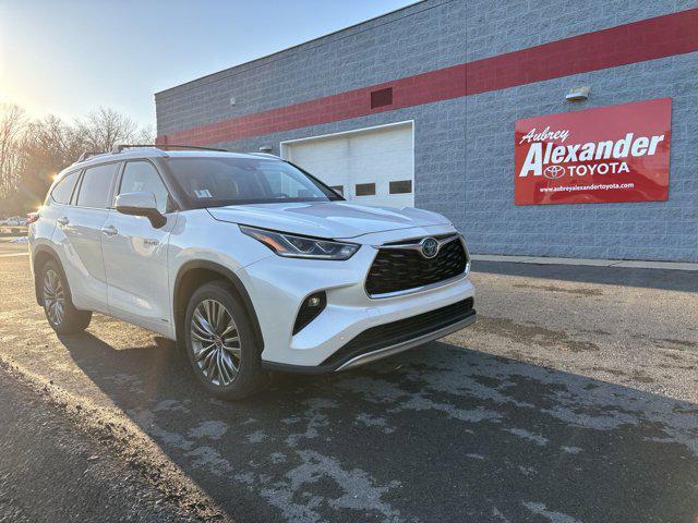 used 2021 Toyota Highlander Hybrid car, priced at $40,500