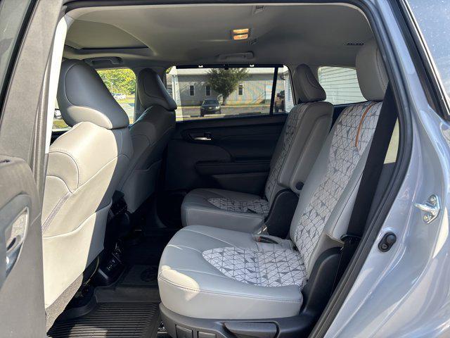 used 2022 Toyota Highlander Hybrid car, priced at $33,500