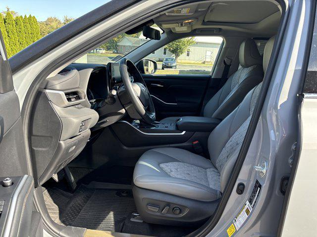 used 2022 Toyota Highlander Hybrid car, priced at $33,500