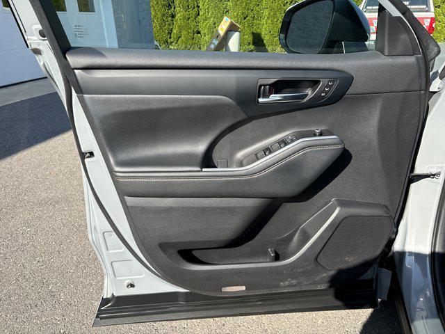 used 2022 Toyota Highlander Hybrid car, priced at $33,500