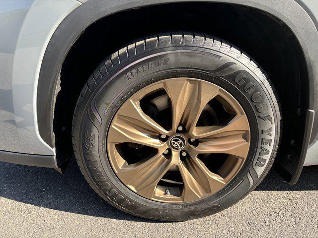 used 2022 Toyota Highlander Hybrid car, priced at $33,500