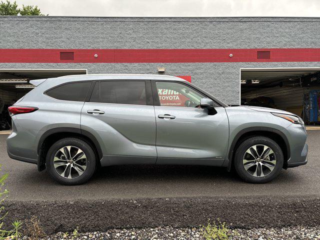used 2022 Toyota Highlander Hybrid car, priced at $39,700