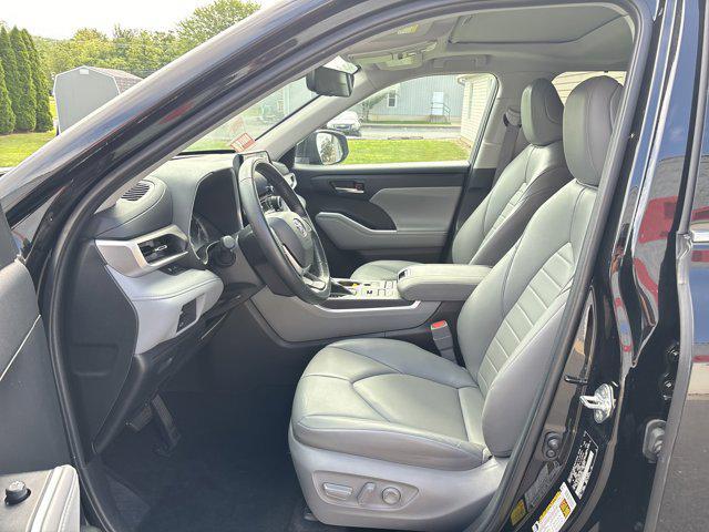 used 2022 Toyota Highlander car, priced at $40,400