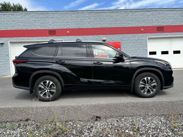 used 2022 Toyota Highlander car, priced at $40,400