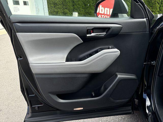 used 2022 Toyota Highlander car, priced at $40,400