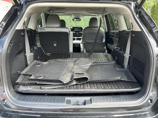 used 2022 Toyota Highlander car, priced at $40,400