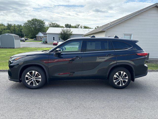 used 2022 Toyota Highlander car, priced at $40,400