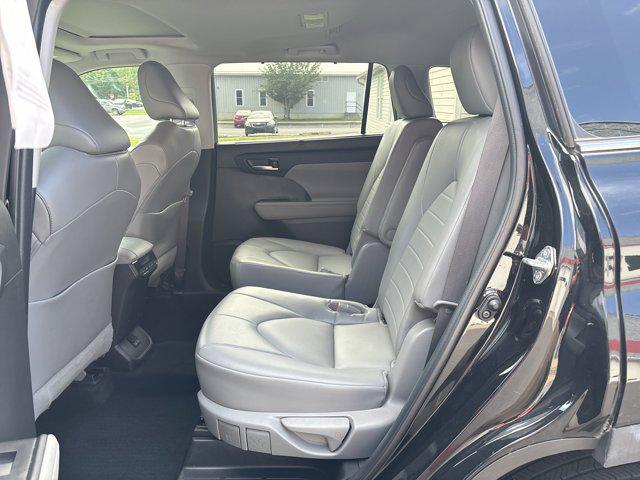used 2022 Toyota Highlander car, priced at $40,400