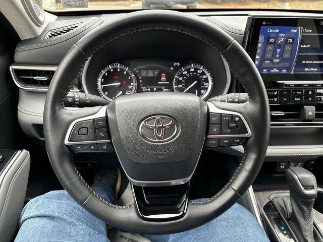 used 2022 Toyota Highlander car, priced at $39,000