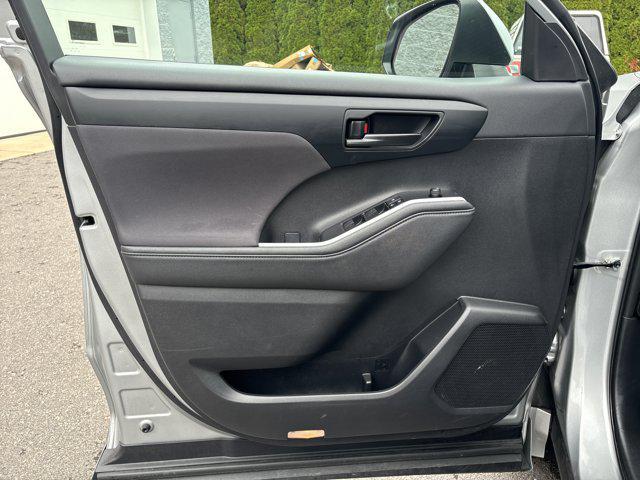 used 2024 Toyota Highlander car, priced at $32,300