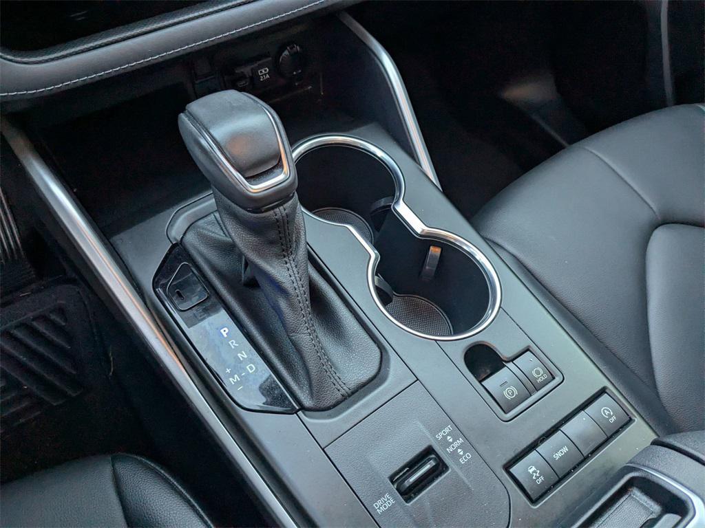 used 2021 Toyota Highlander car, priced at $33,495