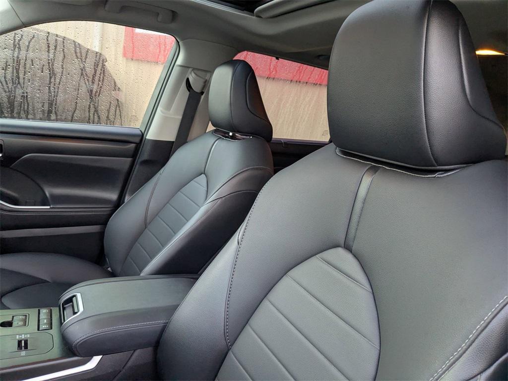 used 2021 Toyota Highlander car, priced at $33,495