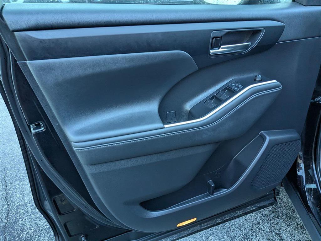 used 2021 Toyota Highlander car, priced at $33,495