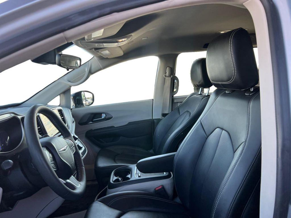 used 2024 Chrysler Pacifica Hybrid car, priced at $29,999
