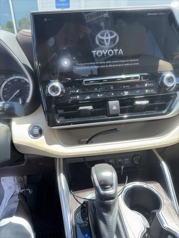 used 2022 Toyota Highlander car, priced at $39,991