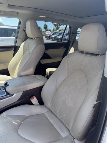 used 2022 Toyota Highlander car, priced at $39,991