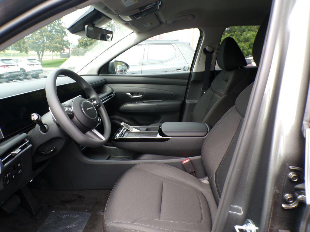 new 2025 Hyundai TUCSON Hybrid car, priced at $33,128