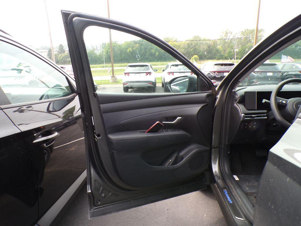 new 2025 Hyundai TUCSON Hybrid car, priced at $33,128