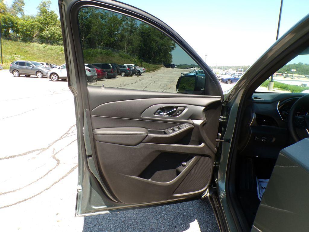used 2023 Chevrolet Traverse car, priced at $33,173
