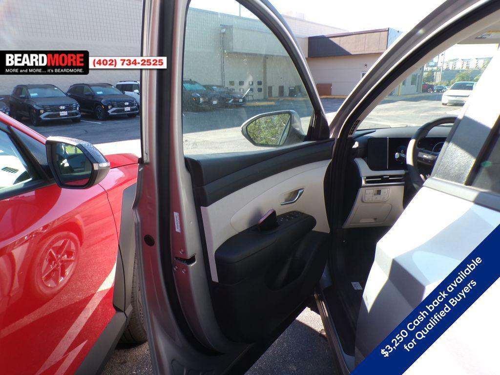 new 2025 Hyundai TUCSON Hybrid car, priced at $33,673