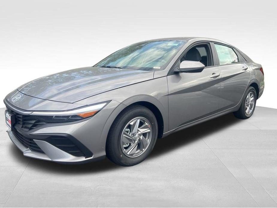 new 2024 Hyundai Elantra car, priced at $21,921