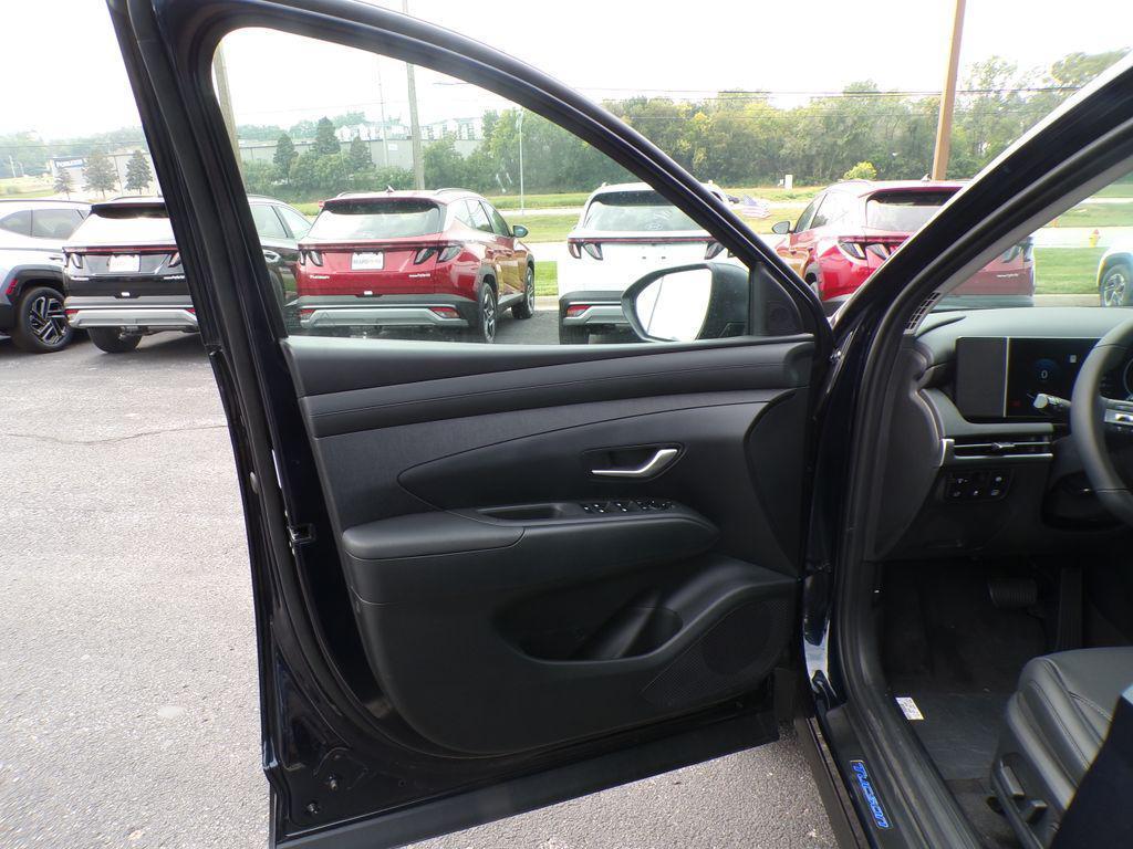 new 2025 Hyundai TUCSON Hybrid car, priced at $36,026