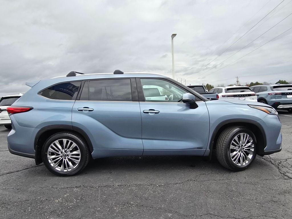used 2022 Toyota Highlander Hybrid car, priced at $45,999